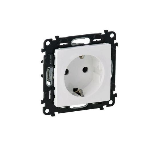 Контакт 16А с детска защита Valena Life бял main image